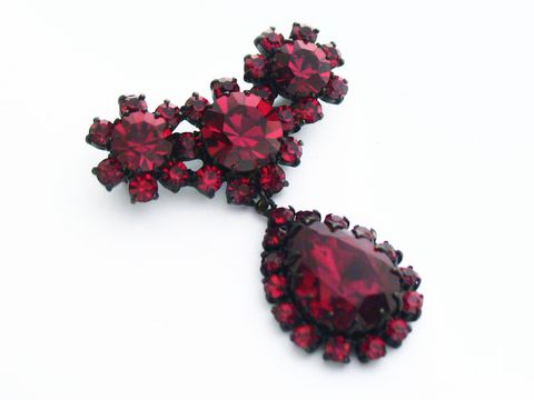 Damen Brosche - Sexy City Look - Einzelstück Rot von Juwelier Harnisch, eine elegante Strass Brosche in Rot mit funkelnden Steinchen, ideal für besondere Anlässe.