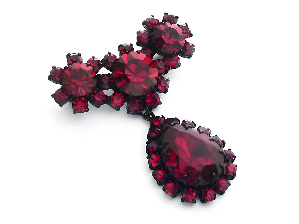 Damen Brosche - Sexy City Look - Einzelstück Rot von Juwelier Harnisch, eine elegante Strass Brosche in Rot mit funkelnden Steinchen, ideal für besondere Anlässe.