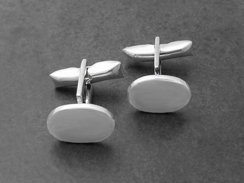 Manschettenknöpfe oval aus poliertem Sterling Silber mit einer Gravurplatte, hergestellt von Juwelier Harnisch, ideal für personalisierte Gravuren.