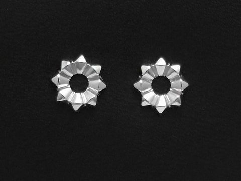 Silber Ohrring rhodiniert im Kreisdesign, 70er retro, cool, Hersteller Juwelier Harnisch, Ohrstecker ohne Stein, stilvolle und elegante Ohrringe für vielseitige Anlässe.