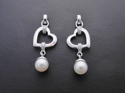 39159-0 Silber Ohrringe Herz mit weißen Süßwasser Zuchtperlen und Zirkonia, Hersteller Juwelier Harnisch, elegante Ohrhänger mit Stein.