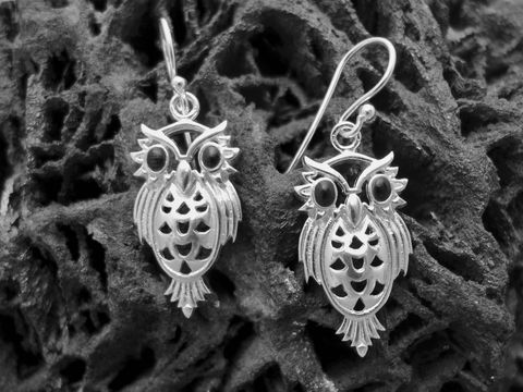 Ohrringe Eule Kauz Silber symbolisch mit schwarzer Einlage von Juwelier Harnisch, Ohrhänger ohne Stein, stylisches Accessoire im Tierdesign für den Alltag oder besondere Anlässe.