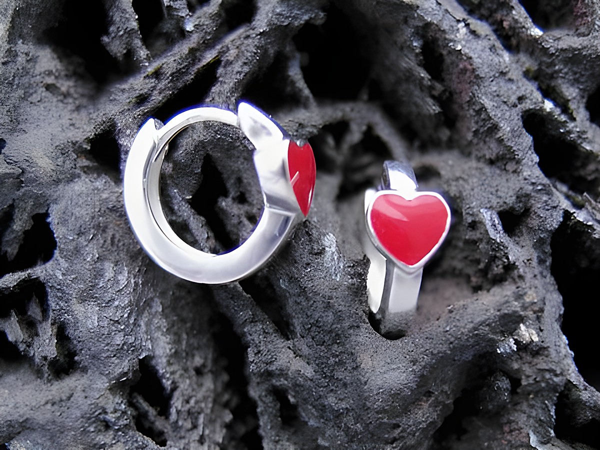Creolen Herz aus Sterling Silber mit niedlichem rotem Lack, Hersteller Juwelier Harnisch, stilvolle Silber Ohrringe für jeden Anlass.