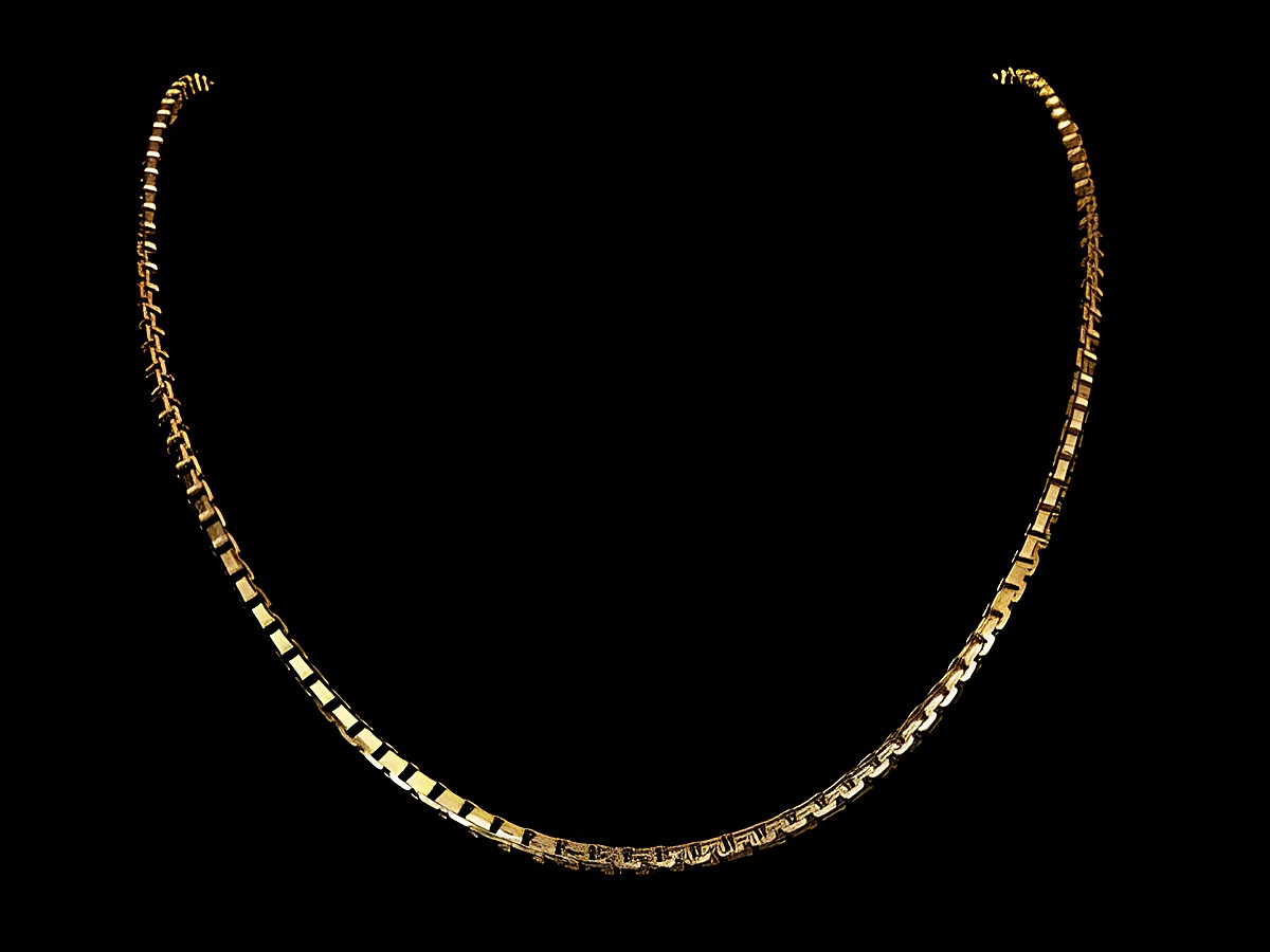 Lange Kette XXL vergoldet Venezia Kette 3 x 3 mm 85 cm von Juwelier Harnisch zeigt eine elegante und schimmernde Kette auf schwarzem Hintergrund.