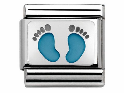 433020815-0 Edelstahlarmband mit einem klassischen Motiv von Kinderfüßen in hellblau und silbernen Details, geeignet für einen persönlichen Schmuckstil in einem modernen Design.