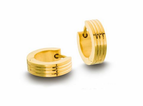 62529-0 Edelstahl Creolen im Streifen Muster, goldfarben, mit einem Durchmesser von 1,3 cm und einer Breite von 4 mm, gefertigt vom Juwelier Harnisch.