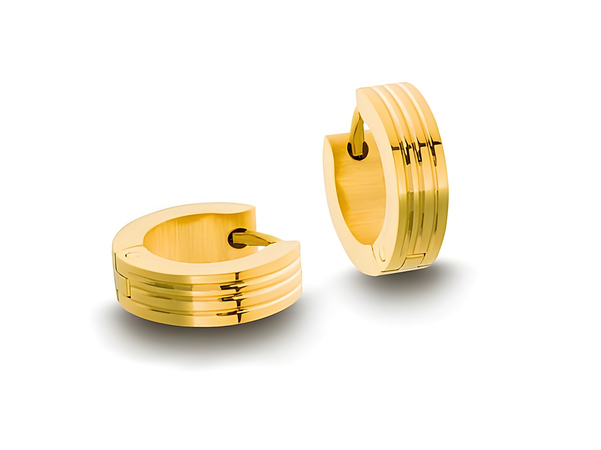 Edelstahl Creolen im Streifen Muster, goldfarben, mit einem Durchmesser von 1,3 cm und einer Breite von 4 mm, gefertigt vom Juwelier Harnisch.