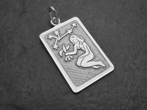 32929-0 Silberner Anhänger im rechteckigen Design mit dem Sternzeichen Jungfrau. Die Abbildung zeigt eine Figur, die eine Pflanze hält, umgeben von Sternelementen. Hergestellt von Juwelier Harnisch.