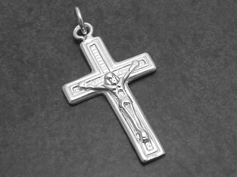 Silber Kreuz Anhänger mit Jesusfigur, Maße 2,8 cm, Hersteller Juwelier Harnisch, hochwertig verarbeitet und detailreich gestaltet, ideal als Schmuckstück oder Geschenk.