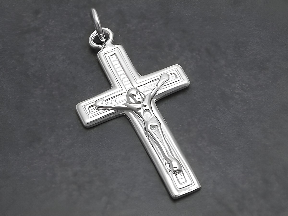 Silber Kreuz Anhänger mit Jesusfigur, Maße 2,8 cm, Hersteller Juwelier Harnisch, hochwertig verarbeitet und detailreich gestaltet, ideal als Schmuckstück oder Geschenk.