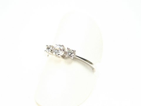 Weißgold Ring 57 18,2mm Gold 585 mit drei synthetischen Steinen, Hersteller Juwelier Harnisch, Ringe. Elegantes Design für jeden Anlass.