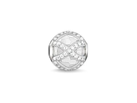 Maharani Milky Quarz von Thomas Sabo in Silber mit Zirkonia verziert, zeigt eine elegante Rundung und ein filigranes Design im Inneren des schmückenden Elements.