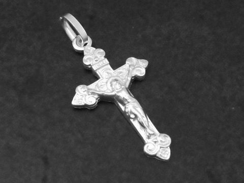 Silber Anhänger in Form eines Kreuzes mit einer wunderschönen teilmattierten Jesusfigur, hergestellt von Juwelier Harnisch.
