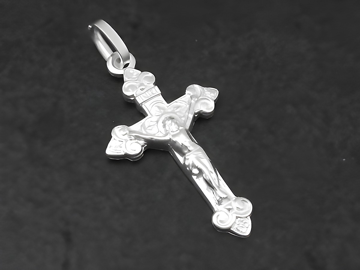 Silber Anhänger in Form eines Kreuzes mit einer wunderschönen teilmattierten Jesusfigur, hergestellt von Juwelier Harnisch.