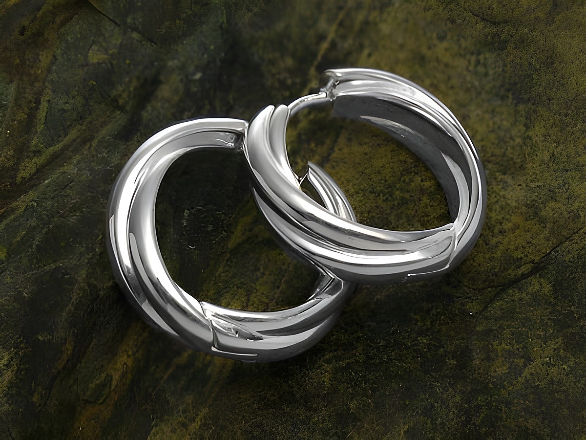 Verschlungene moderne Creolen aus 925 Sterling Silber von Juwelier Harnisch, Durchmesser bis 25 mm, glänzendes Finish auf natürlichem Untergrund.