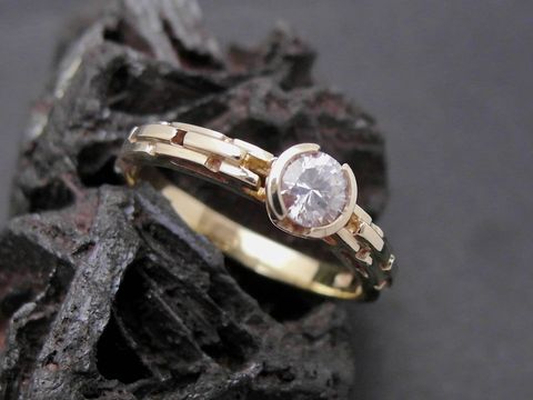 Gold Ring kunstvoll Gold 585 Zirkonia Goldring Gr. 56, Hersteller Juwelier Harnisch bis Gr. 56/18, der Ring zeigt einen funkelnden Zirkonia in edlem goldfarbenem Design.