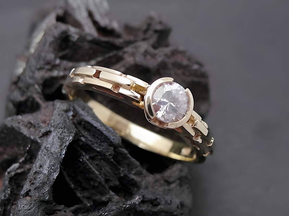 Gold Ring kunstvoll Gold 585 Zirkonia Goldring Gr. 56, Hersteller Juwelier Harnisch bis Gr. 56/18, der Ring zeigt einen funkelnden Zirkonia in edlem goldfarbenem Design.