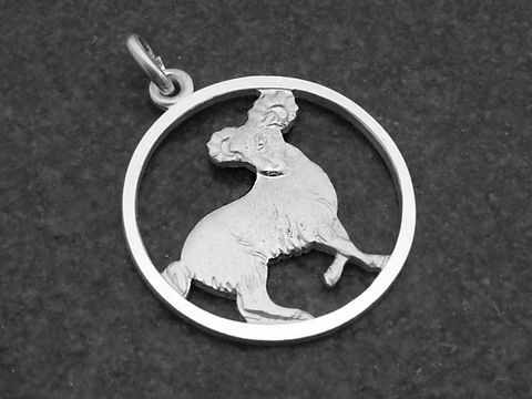 Silber Anhänger rund Sternzeichen Widder, Hersteller Juwelier Harnisch, mit detailreicher Darstellung eines laufenden Widders in einem kreisförmigen Rahmen.
