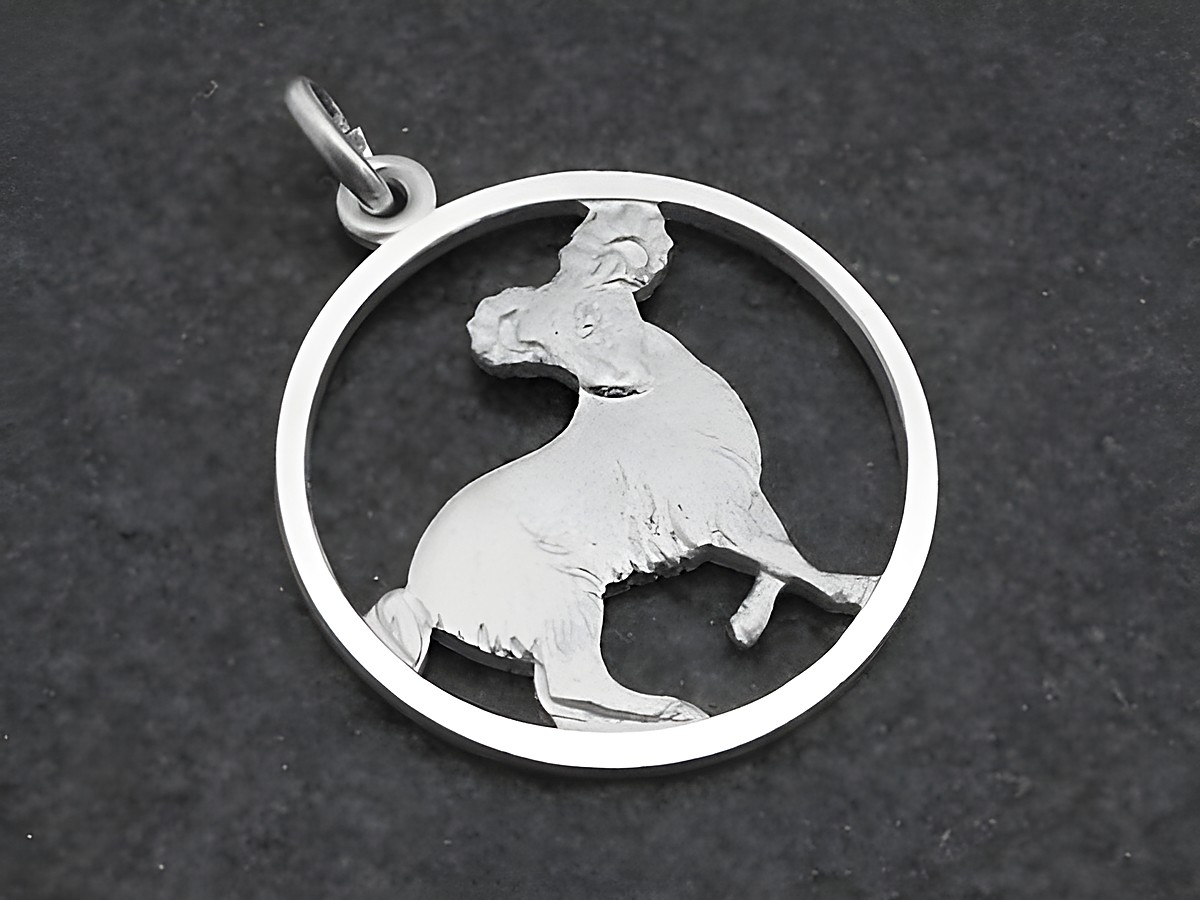 Silber Anhänger rund Sternzeichen Widder, Hersteller Juwelier Harnisch, mit detailreicher Darstellung eines laufenden Widders in einem kreisförmigen Rahmen.