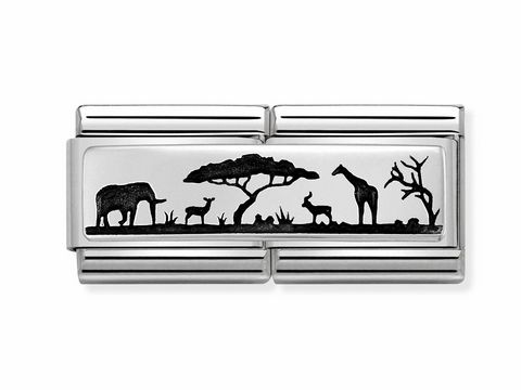 Armbandursprung aus Edelstahl und Silber mit einer Darstellung von Tieren der Savanne, einschließlich eines Elefanten, einer Giraffe und verschiedenen Antilopen vor einem Akazienbaum.