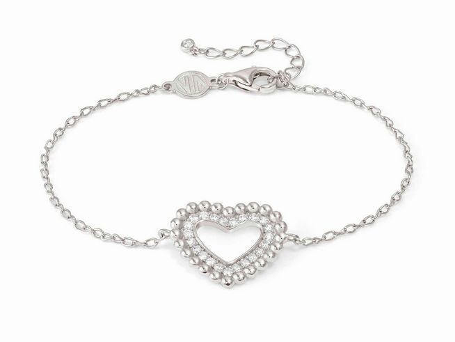 Ein filigranes Armband aus rhodiniertem Sterling Silber mit einem herzförmigen Anhänger. Der Anhänger ist von kleinen Perlen umrandet und hat ein offenes Herz in der Mitte.