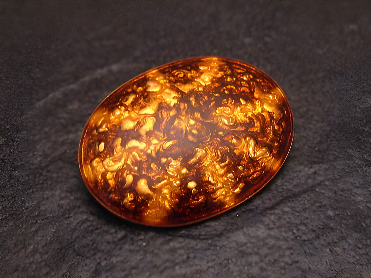 Brosche SUN in Braun-Gelb, aus vergoldetem Emaille, im Vintage-Stil, hergestellt von Juwelier Harnisch, mit einzigartigem, strukturiertem Motiv auf ovalem Design.
