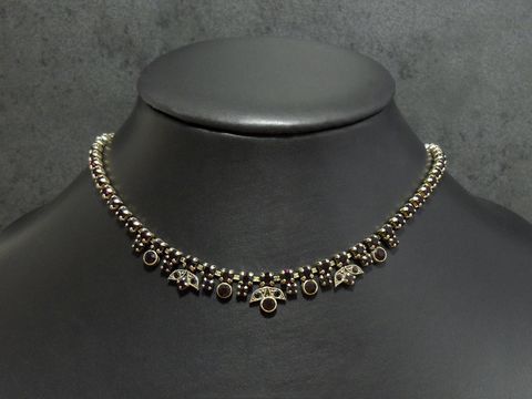 Strass Kette fein in granatrot mit goldfarbener Fassung, Länge 42,5-46 cm, von Juwelier Harnisch, elegant und hochwertig verarbeitet. Ideal für besondere Anlässe.