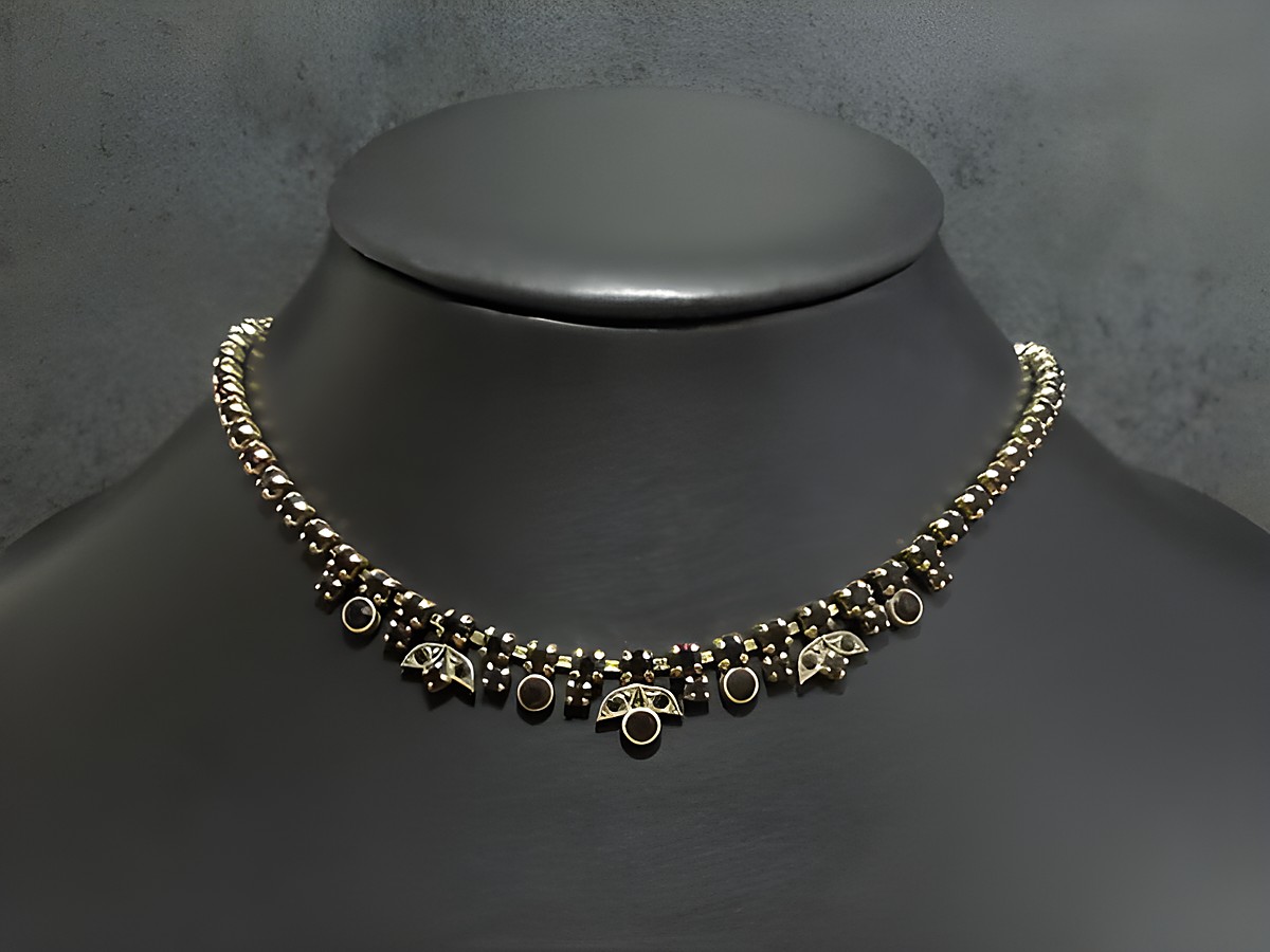 Strass Kette fein in granatrot mit goldfarbener Fassung, Länge 42,5-46 cm, von Juwelier Harnisch, elegant und hochwertig verarbeitet. Ideal für besondere Anlässe.