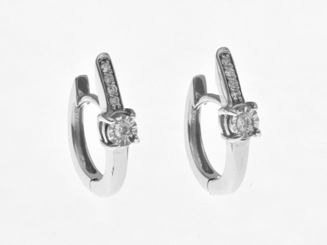 Designer Creolen aus Weißgold 585 rhodiniert mit einem Diamanten und mehreren kleinen Steinen, klassische Eleganz, Durchmesser bis 25 mm, gefertigt von Juwelier Harnisch.