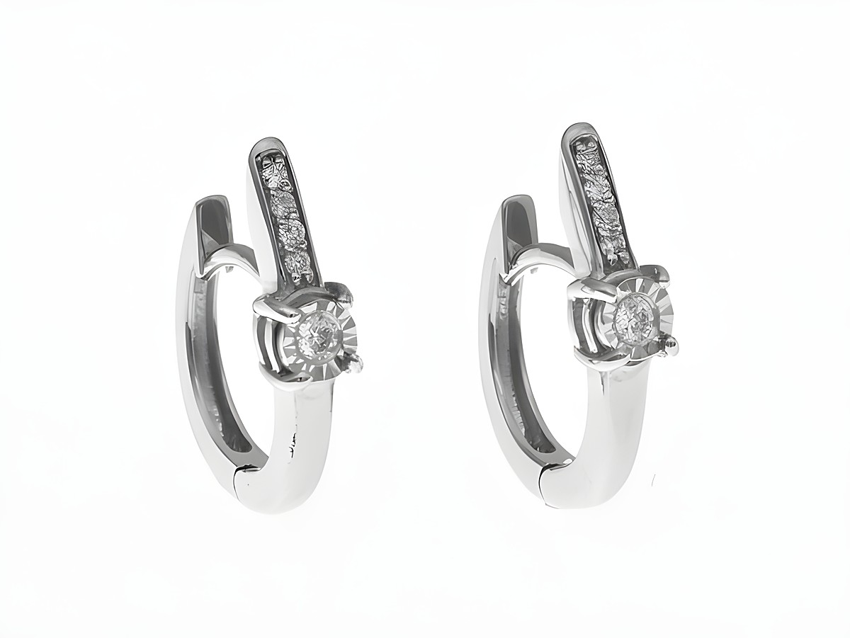 Designer Creolen aus Weißgold 585 rhodiniert mit einem Diamanten und mehreren kleinen Steinen, klassische Eleganz, Durchmesser bis 25 mm, gefertigt von Juwelier Harnisch.