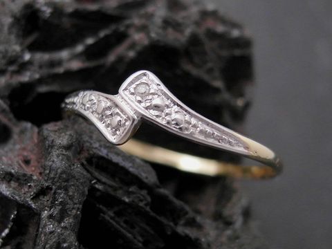 Gold Ring filigran aus Gold 585 bicolor mit Diamanten, eleganter Goldring in Größe 52,5 von Juwelier Harnisch, geeignet bis Größe 54/17,5.