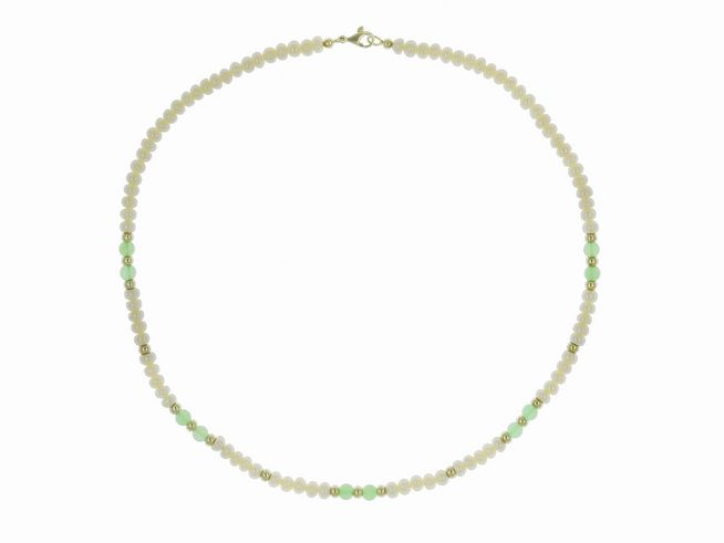 Perlenkette aus Süßwasser-Zuchtperlen und Chrysopras in Weiß und Grün, 5-5,5 mm, 46 cm lang, Silberverarbeitung, hergestellt von Juwelier Harnisch, verziert mit Steinen.