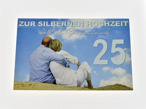 Hochzeitskarte für die silberne Hochzeit mit einem Paar, das am Strand sitzt und in den Himmel blickt, Hersteller Juwelier Harnisch, Hochzeitskarten.