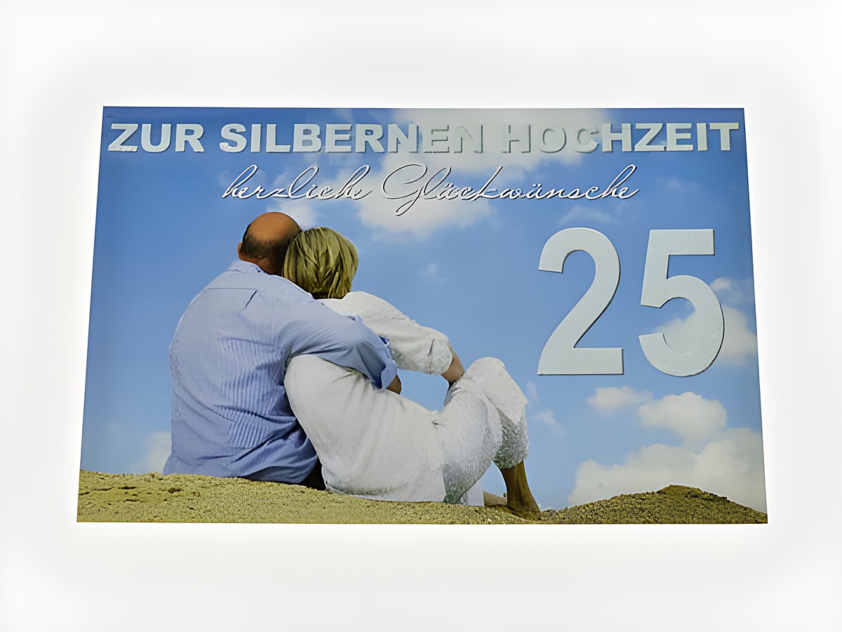 Hochzeitskarte für die silberne Hochzeit mit einem Paar, das am Strand sitzt und in den Himmel blickt, Hersteller Juwelier Harnisch, Hochzeitskarten.