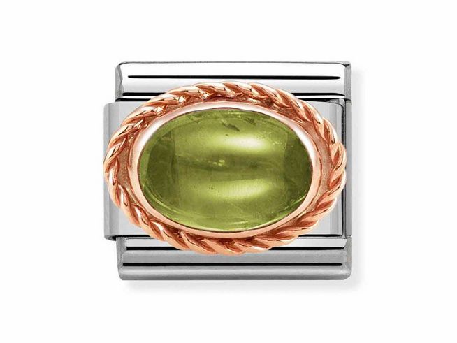 Nomination Classic Roségold Kordel mit einem ovalen Peridot grün Stein, umgeben von einer dekorativen, gedrehten Roségoldfassung, auf einem silbernen Grund. Ideal für stilvolle Armbänder.