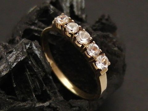 Bezaubernder Goldring aus Gold 333 mit Zirkonia, Größe 54. Hersteller: Juwelier Harnisch. Ideal für stilvolle Anlässe und edlen Schmuck.