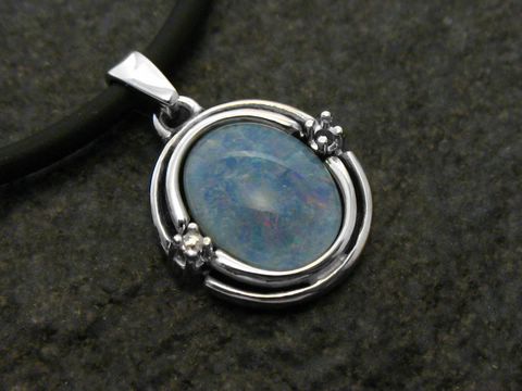 Brilliant Weißgold Anhänger mit Opal Triplette von 15 mm, umrahmt von filigranen Details, ideal für stilvolle Schmuckliebhaber, Hersteller Juwelier Harnisch.