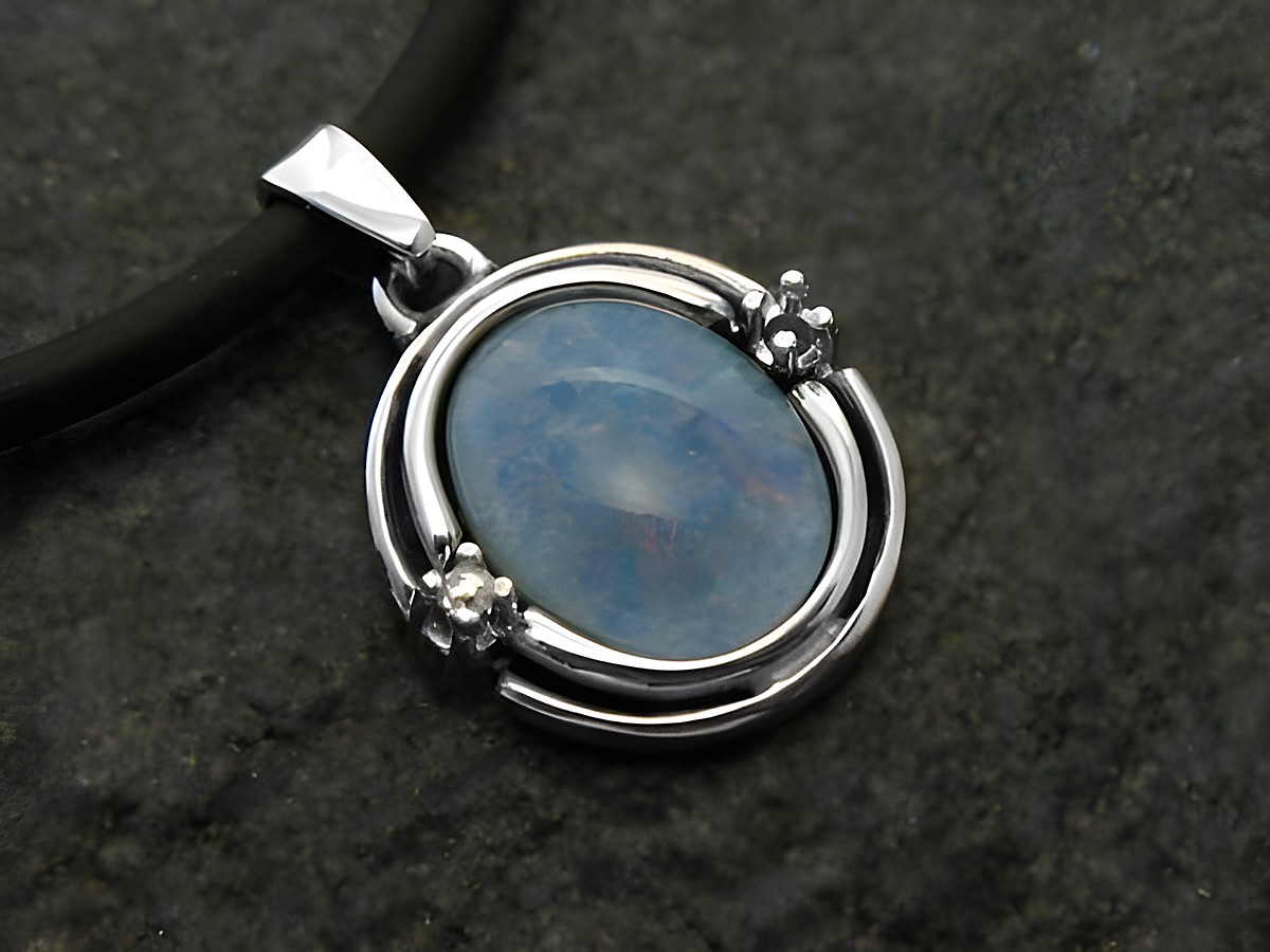 Brilliant Weißgold Anhänger mit Opal Triplette von 15 mm, umrahmt von filigranen Details, ideal für stilvolle Schmuckliebhaber, Hersteller Juwelier Harnisch.
