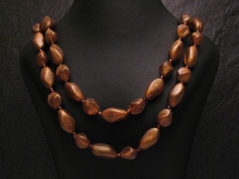 Zweireihige Kette eckige Perlen neu braun von Juwelier Harnisch, hochwertige Perlenkette mit einem eleganten Design, ideal für verschiedene Anlässe und stimmige Kombinationen.