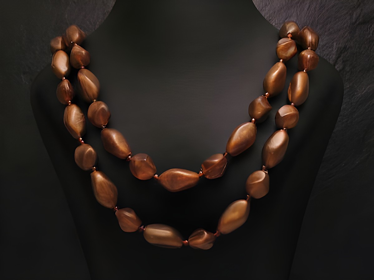 Zweireihige Kette eckige Perlen neu braun von Juwelier Harnisch, hochwertige Perlenkette mit einem eleganten Design, ideal für verschiedene Anlässe und stimmige Kombinationen.