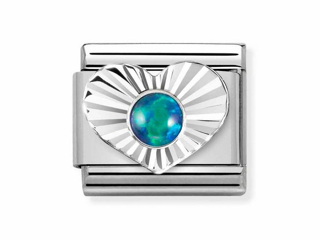 Der silberne Charm von Nomination zeigt ein diamantiertes Herz mit einem leuchtenden Opal in der Mitte, umgeben von strukturierten Linien und modernem Design, ideal für Schmuckliebhaber.