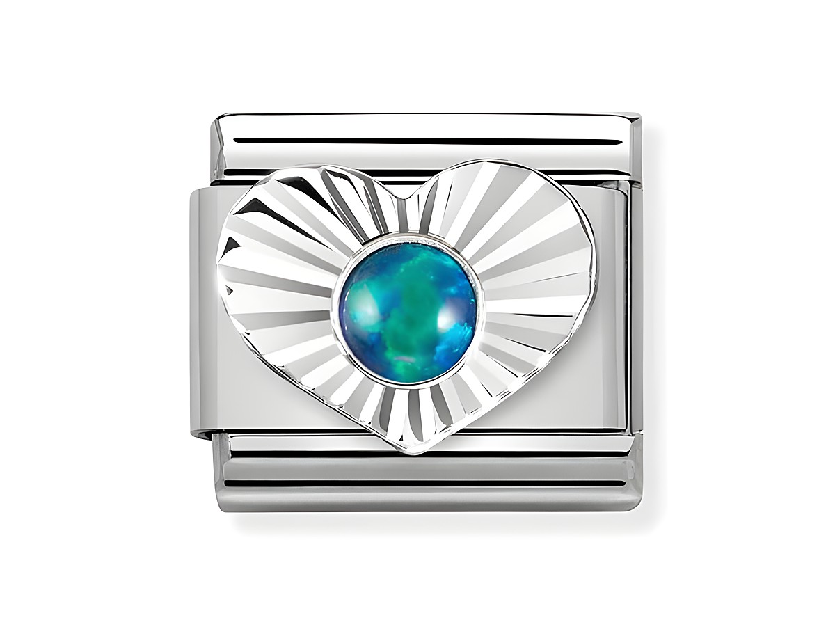 Der silberne Charm von Nomination zeigt ein diamantiertes Herz mit einem leuchtenden Opal in der Mitte, umgeben von strukturierten Linien und modernem Design, ideal für Schmuckliebhaber.