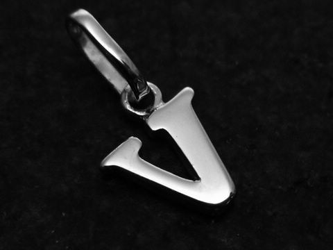 Buchstaben Anhänger V aus Weißgold 585, glänzende Oberfläche, elegantes Design, Hersteller Juwelier Harnisch, ideal als persönliches Schmuckstück oder Geschenk.