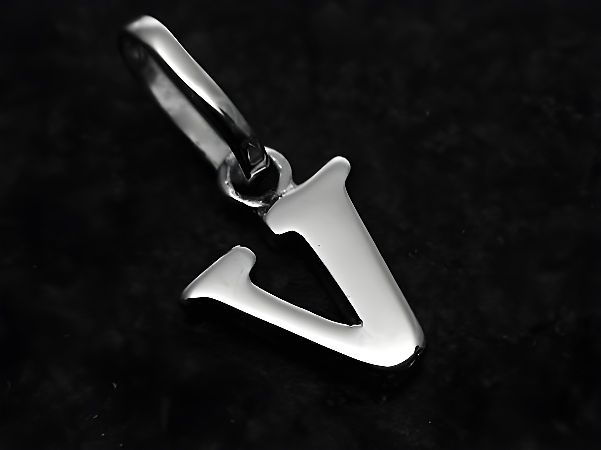 Buchstaben Anhänger V aus Weißgold 585, glänzende Oberfläche, elegantes Design, Hersteller Juwelier Harnisch, ideal als persönliches Schmuckstück oder Geschenk.