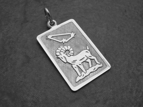 Sterling Silber Anhänger im Rechteck-Design mit dem Sternzeichen Widder und geprägtem Widder-Motiv, hergestellt von Juwelier Harnisch. Ein stilvolles Schmuckstück für Widder-Geborene.