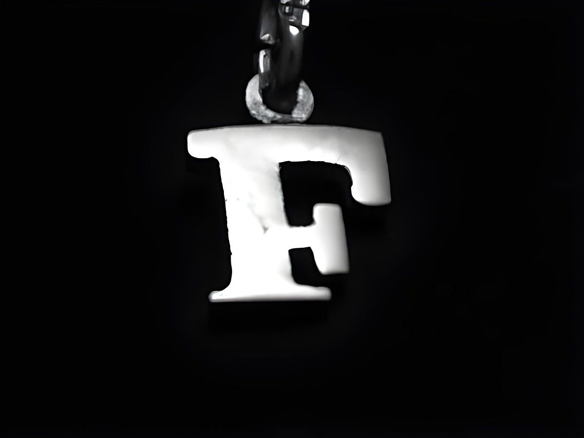 F 925 Sterling Silber Druck-Buchstaben Anhänger, Hersteller Juwelier Harnisch, Buchstabe F, elegante Verarbeitung und glänzende Oberfläche, ideal als persönliches Schmuckstück.