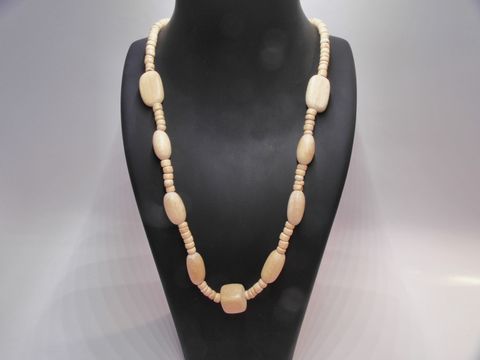 Holzkette Multiform 15 mm naturbraun 60 cm Holz Schmuck von Juwelier Harnisch, zeigt eine stilvolle Kette mit unterschiedlichen Holzperlen in naturbrauner Farbgebung auf einem Standmodell.