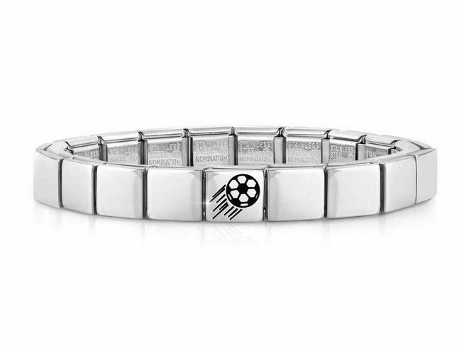423910131-0 Edelstahl Armband von Nomination mit Fußballmotiv, stilvolles und modernes Design, perfekt für Sportliebhaber und Fans, glänzende Oberfläche und hochwertige Verarbeitung.