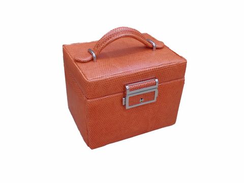 Ein orangefarbenes Schmuckkästchen im Kroko-look mit einem rechteckigen Design, einem Griff und einem silbernen Verschluss, ideal für die Aufbewahrung von Schmuck. Hersteller Juwelier Harnisch.