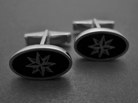 36928-0 Silber Manschettenknöpfe oval rhodiniert mit schwarzer Windrose und Lackoberfläche, Hersteller Juwelier Harnisch, echt Silber, elegant und zeitlos.